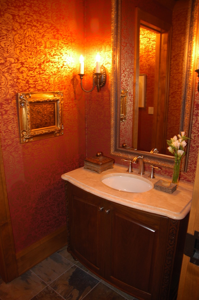 Idéer för mellanstora vintage toaletter, med ett undermonterad handfat, möbel-liknande, skåp i mörkt trä, röda väggar och skiffergolv
