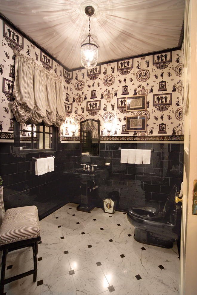 Inspiration för ett litet vintage toalett, med svart kakel och marmorgolv
