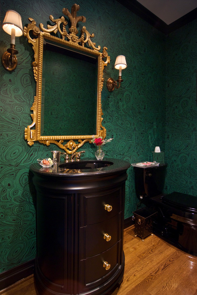 Esempio di un piccolo bagno di servizio classico con lavabo da incasso, ante nere, top in marmo, pareti verdi e pavimento in legno massello medio
