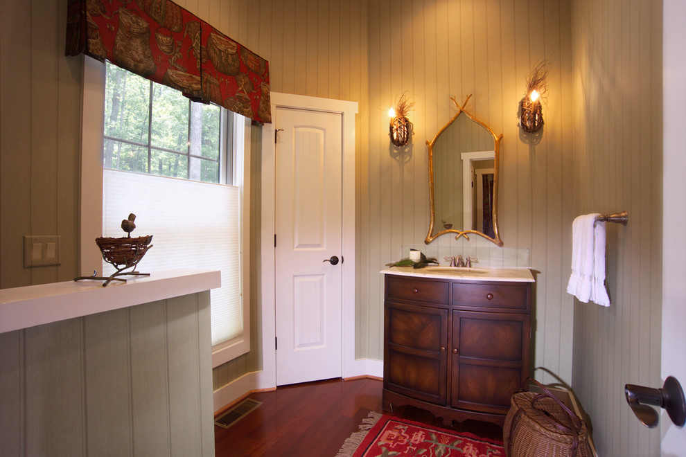 Kleine Urige Gästetoilette mit grauer Wandfarbe und dunklem Holzboden in Louisville