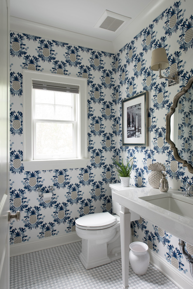 Пример оригинального дизайна: туалет в стиле неоклассика (современная классика) с раздельным унитазом, разноцветными стенами, полом из мозаичной плитки, врезной раковиной, разноцветным полом и белой столешницей