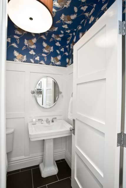 ソルトレイクシティにあるエクレクティックスタイルのおしゃれなトイレ・洗面所の写真