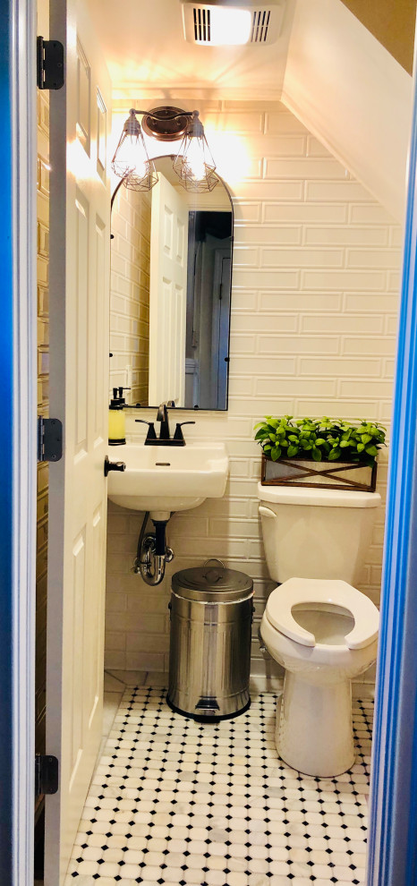 На фото: туалет в стиле ретро с раздельным унитазом, белой плиткой, керамической плиткой, бежевыми стенами, полом из мозаичной плитки, подвесной раковиной и белым полом