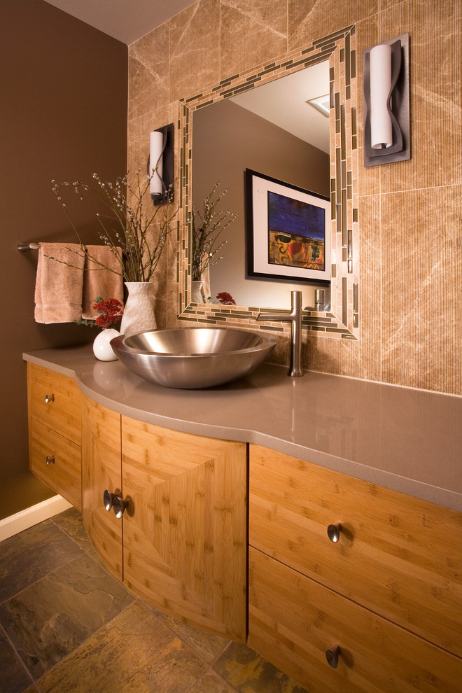 Ispirazione per un bagno di servizio eclettico con lavabo a bacinella, ante lisce, ante in legno scuro, piastrelle beige, piastrelle di marmo e top marrone