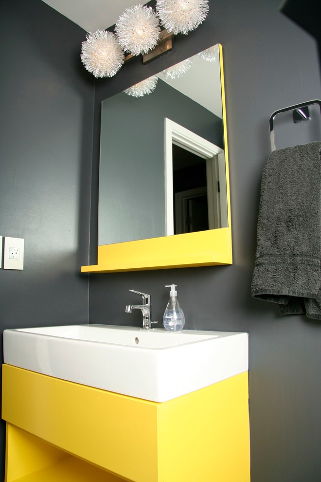 Idee per un bagno di servizio moderno con lavabo rettangolare e ante gialle