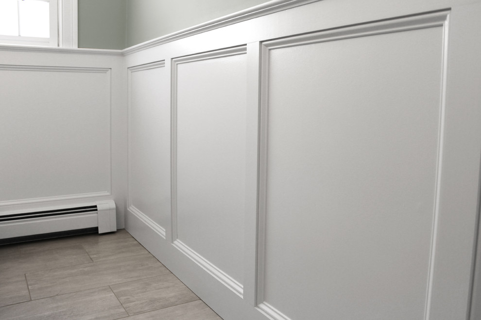 Cette image montre un WC et toilettes traditionnel de taille moyenne avec un placard à porte shaker, des portes de placards vertess, WC séparés, un mur gris, un sol en carrelage de porcelaine, un lavabo encastré, un plan de toilette en quartz modifié et un sol gris.