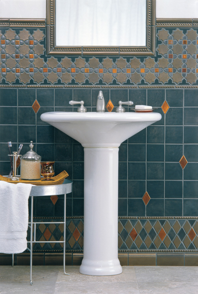 На фото: туалет в классическом стиле с раковиной с пьедесталом