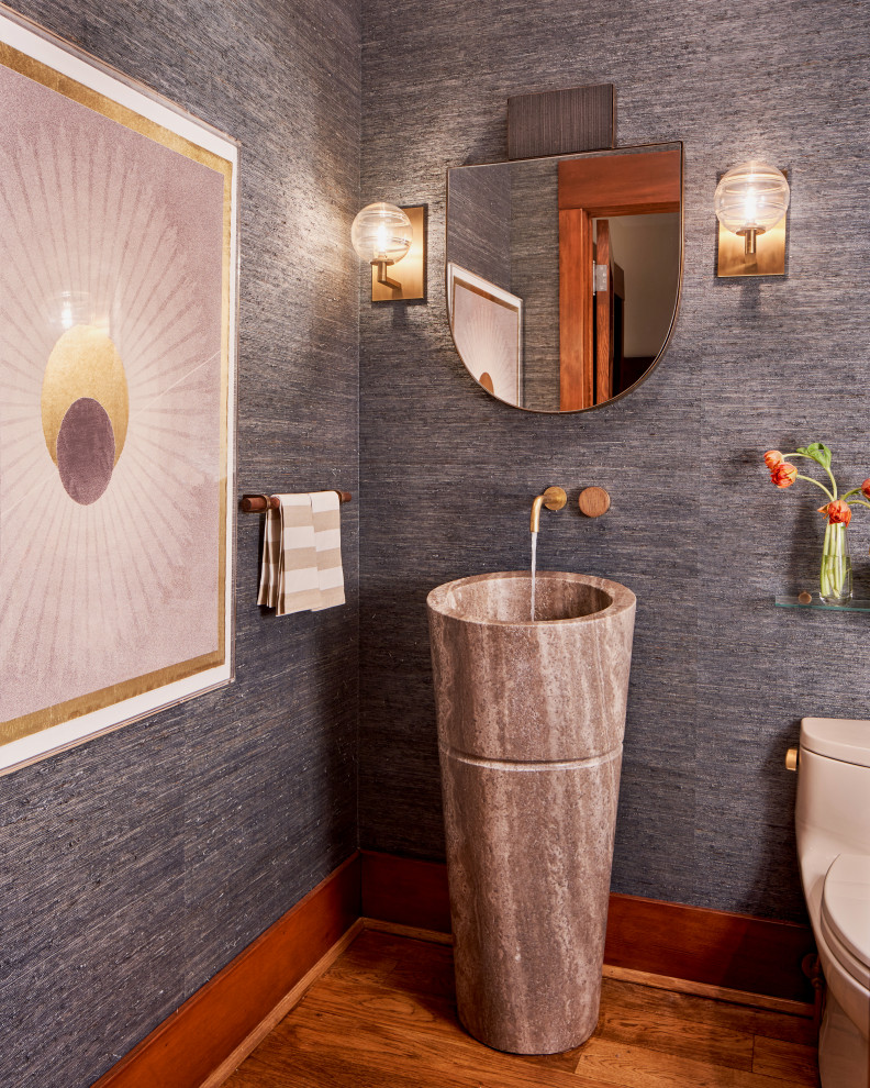 ダラスにある高級なトランジショナルスタイルのおしゃれなトイレ・洗面所の写真