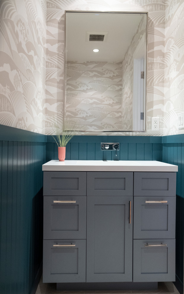 Kleine Eklektische Gästetoilette mit Schrankfronten im Shaker-Stil, blauen Schränken, Toilette mit Aufsatzspülkasten, Keramikboden, Unterbauwaschbecken, Quarzwerkstein-Waschtisch, beigem Boden und weißer Waschtischplatte in San Francisco