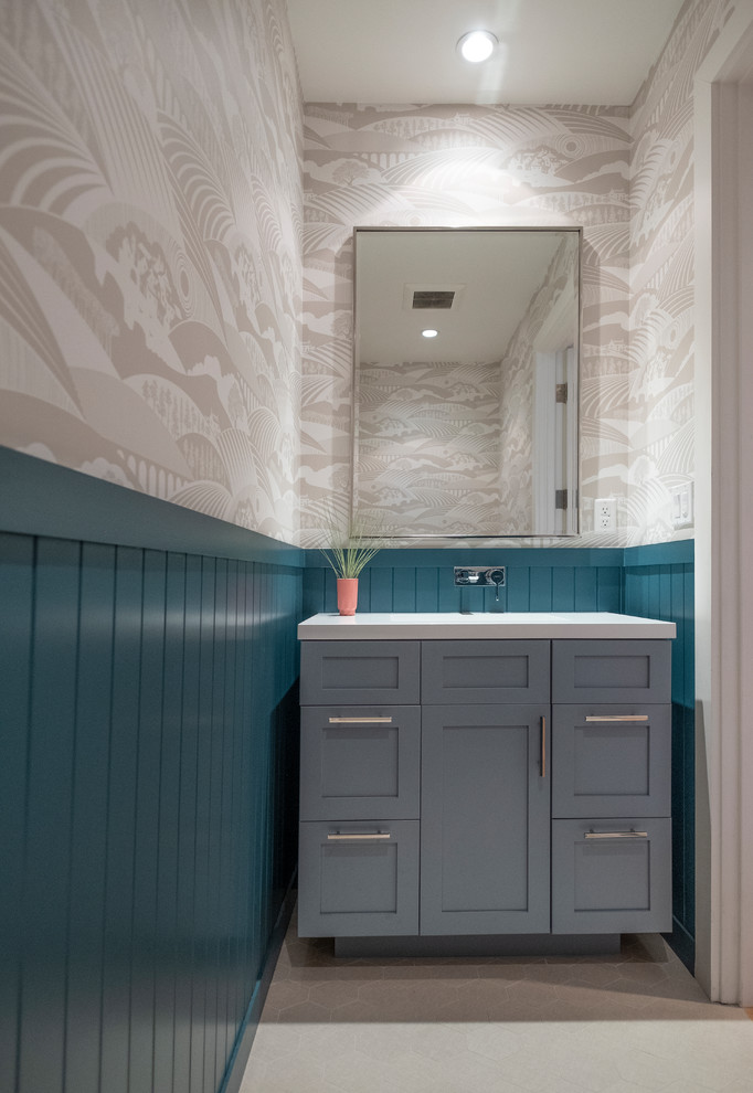 Kleine Stilmix Gästetoilette mit Schrankfronten im Shaker-Stil, blauen Schränken, Toilette mit Aufsatzspülkasten, Keramikboden, Unterbauwaschbecken, Quarzwerkstein-Waschtisch, beigem Boden und weißer Waschtischplatte in San Francisco