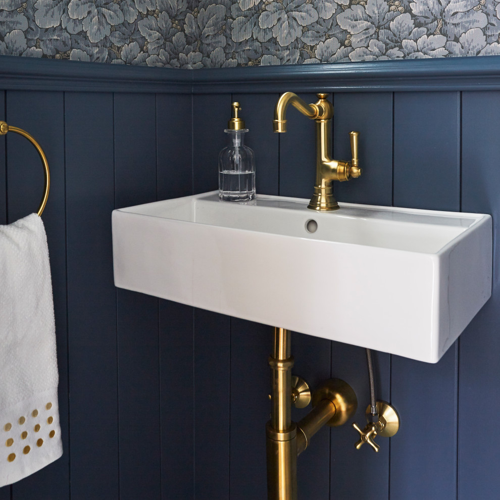 Idee per un piccolo bagno di servizio tradizionale con WC a due pezzi, pareti blu, pavimento con piastrelle a mosaico, lavabo sospeso, pavimento multicolore e carta da parati