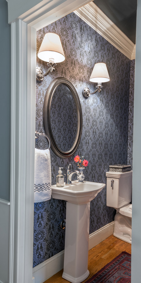 Ispirazione per un piccolo bagno di servizio classico con pareti viola, pavimento in legno massello medio e lavabo a colonna
