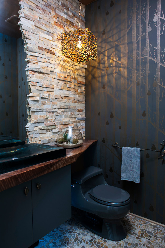 Kleine Moderne Gästetoilette mit Toilette mit Aufsatzspülkasten, beigen Fliesen, grauer Wandfarbe, Kiesel-Bodenfliesen, Einbauwaschbecken und beigem Boden in Sonstige