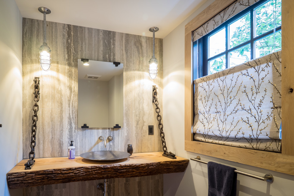Inspiration för ett mellanstort rustikt brun brunt toalett, med öppna hyllor, porslinskakel, vita väggar, ett fristående handfat och träbänkskiva