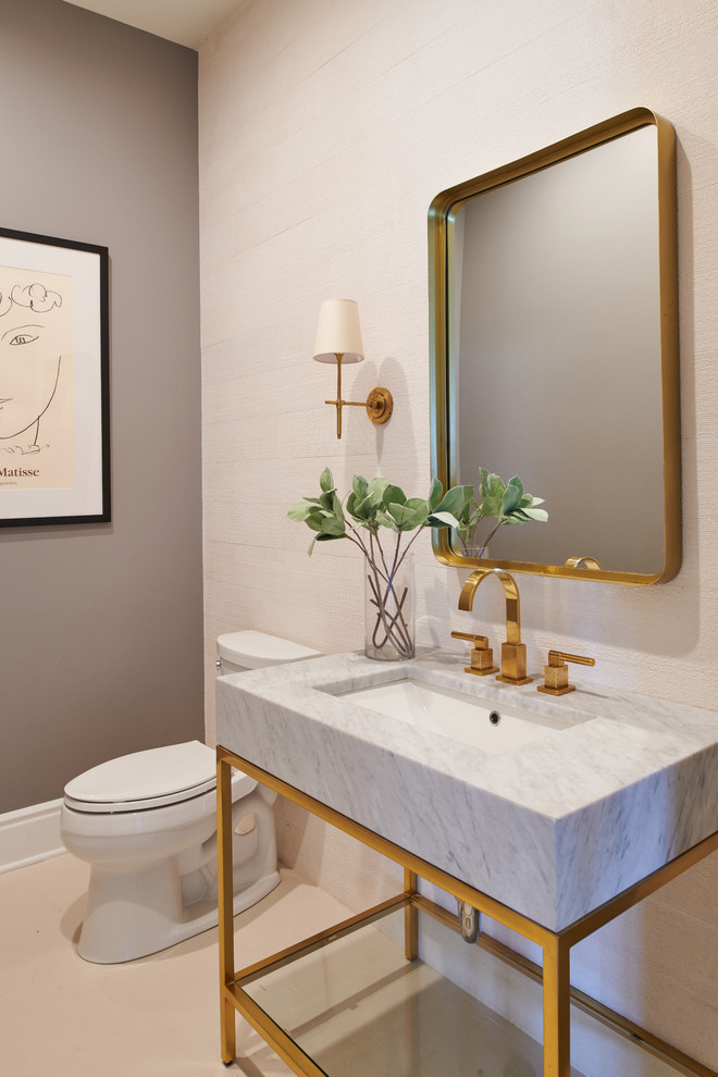 ロサンゼルスにあるトランジショナルスタイルのおしゃれなトイレ・洗面所 (分離型トイレ、グレーの壁、アンダーカウンター洗面器、ベージュの床、グレーの洗面カウンター) の写真