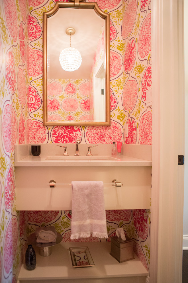 Foto di un bagno di servizio classico di medie dimensioni con nessun'anta, ante bianche, pareti rosa, parquet scuro, top in quarzo composito e lavabo sottopiano