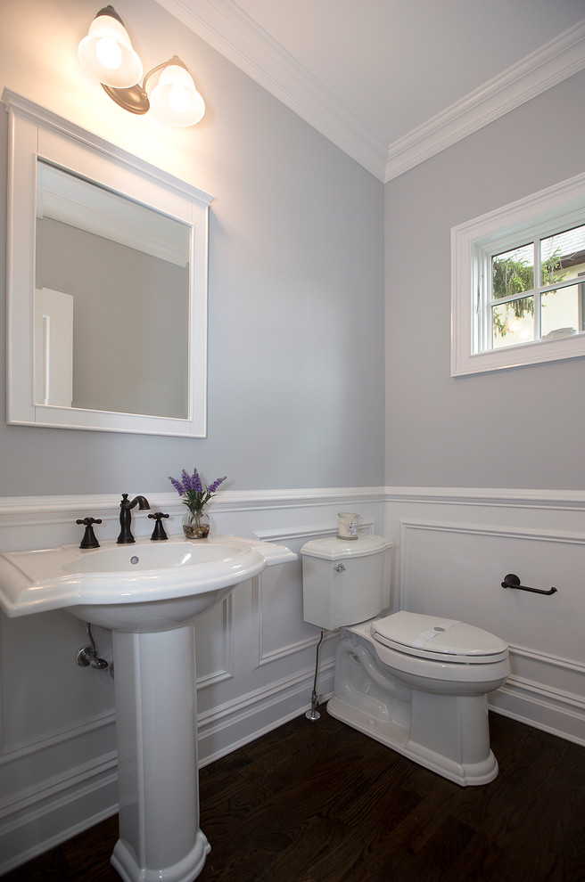 Источник вдохновения для домашнего уюта: туалет в современном стиле с серыми стенами, темным паркетным полом и раковиной с пьедесталом