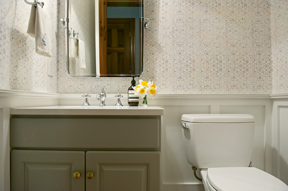 インディアナポリスにある低価格の小さなトランジショナルスタイルのおしゃれなトイレ・洗面所 (レイズドパネル扉のキャビネット、グレーのキャビネット、分離型トイレ、白い壁、無垢フローリング、アンダーカウンター洗面器、クオーツストーンの洗面台、茶色い床) の写真