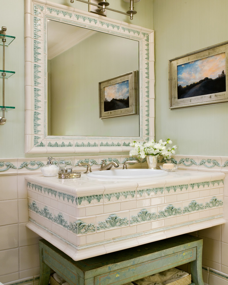 Imagen de aseo tradicional de tamaño medio con lavabo encastrado, encimera de azulejos y baldosas y/o azulejos blancos