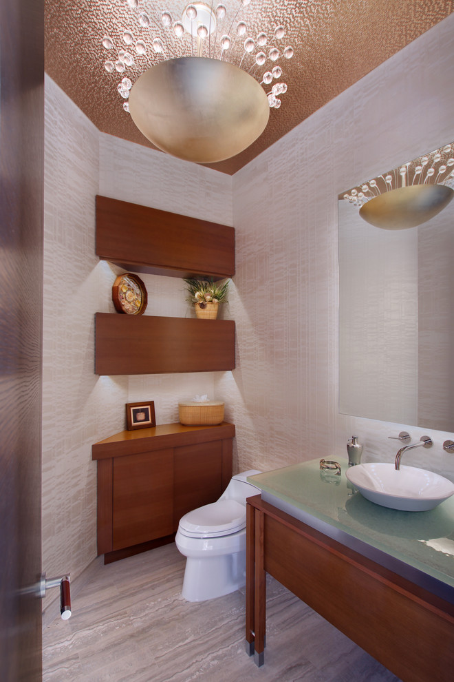 Источник вдохновения для домашнего уюта: туалет в современном стиле с настольной раковиной, стеклянной столешницей и унитазом-моноблоком