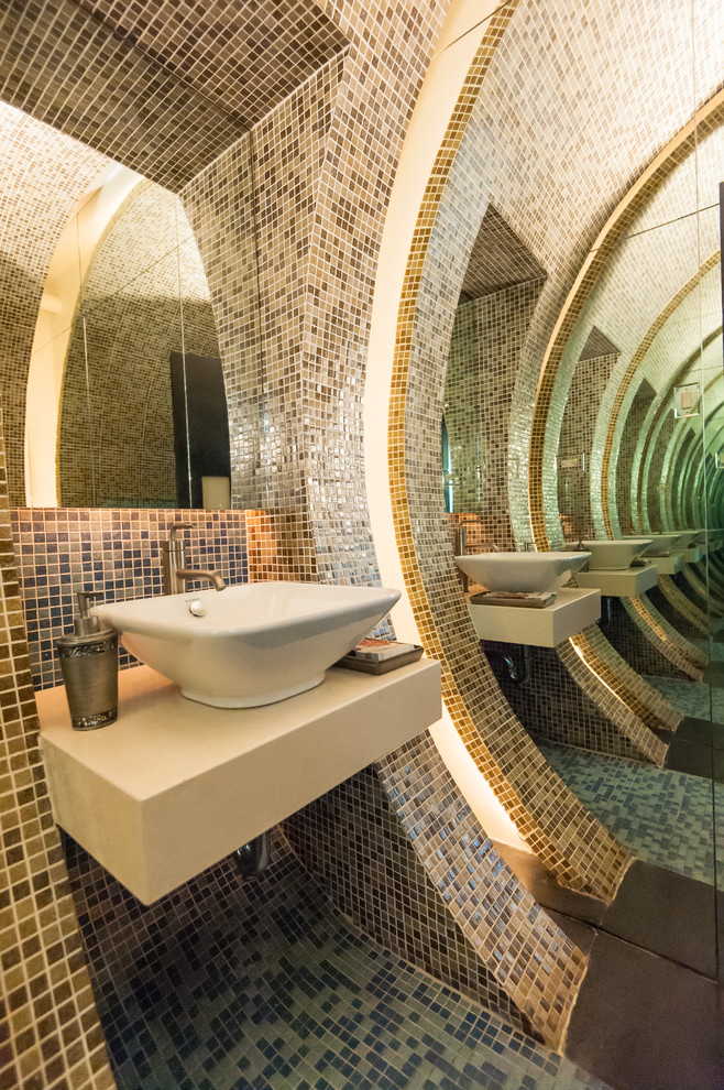 Idee per un piccolo bagno di servizio contemporaneo con lavabo a bacinella, top in superficie solida, WC monopezzo, pavimento con piastrelle a mosaico, piastrelle a mosaico e piastrelle marroni
