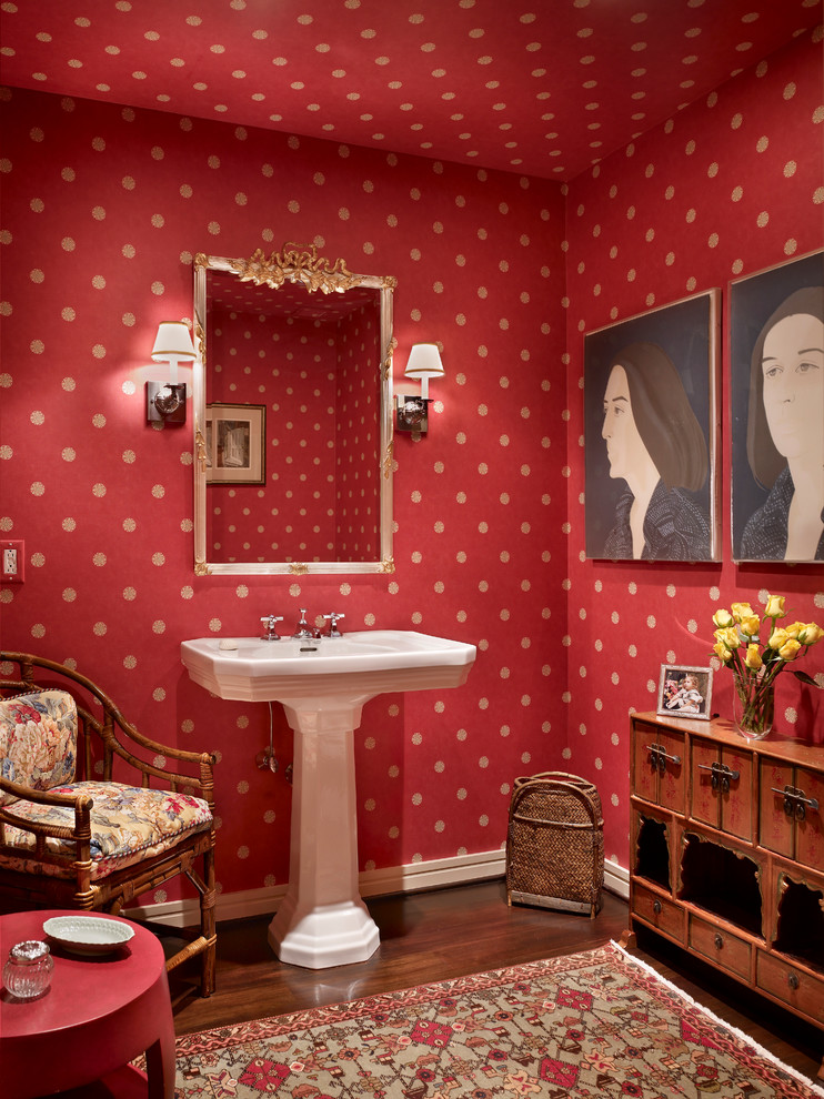Foto på ett vintage toalett, med ett piedestal handfat, flerfärgade väggar och mörkt trägolv