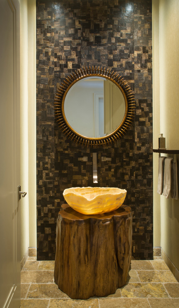 Inspiration för små rustika brunt toaletter, med möbel-liknande, skåp i mellenmörkt trä, beige kakel, brun kakel, stenkakel, beige väggar, travertin golv, ett fristående handfat och träbänkskiva
