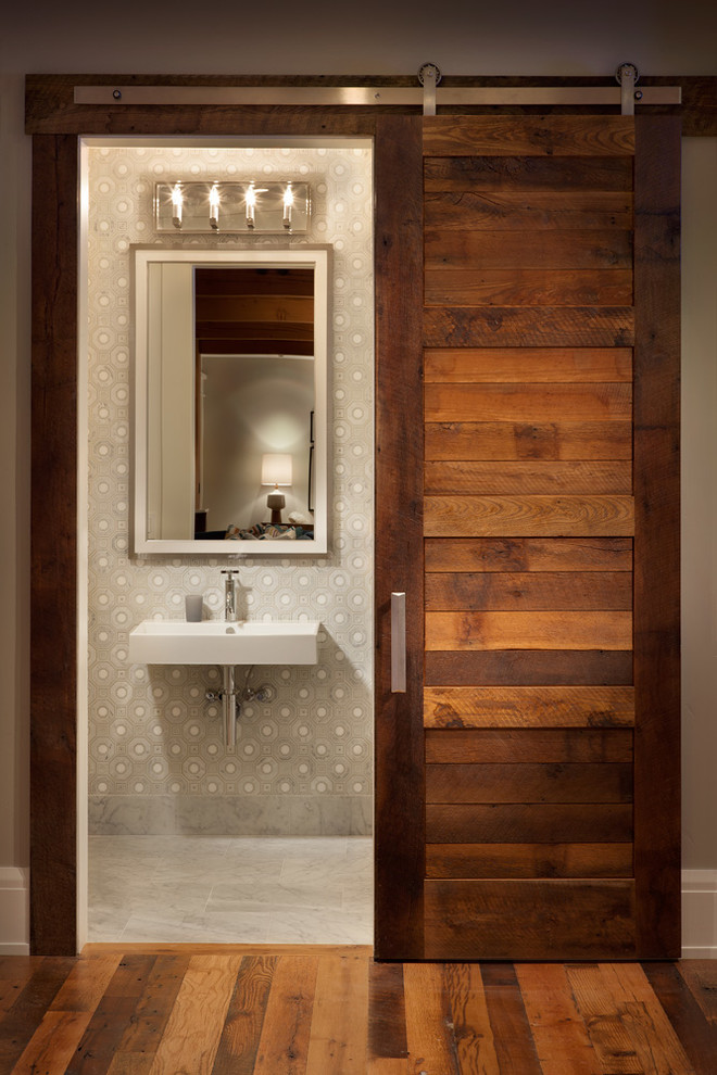 Источник вдохновения для домашнего уюта: туалет среднего размера в стиле неоклассика (современная классика) с разноцветными стенами, подвесной раковиной и бетонным полом
