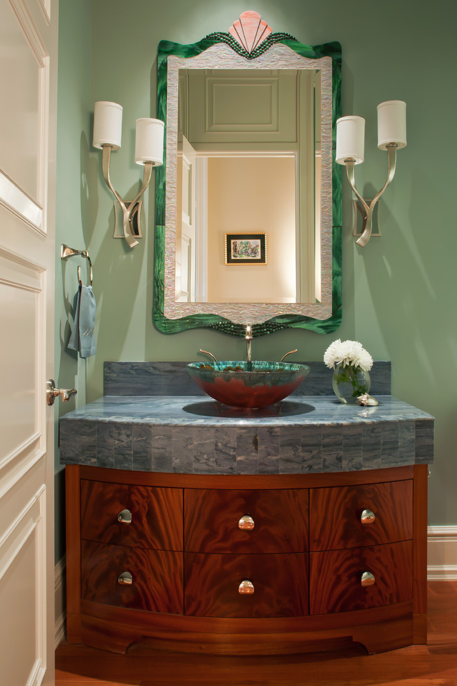 Ejemplo de aseo tradicional con lavabo sobreencimera, armarios con paneles lisos, puertas de armario de madera en tonos medios y encimeras azules