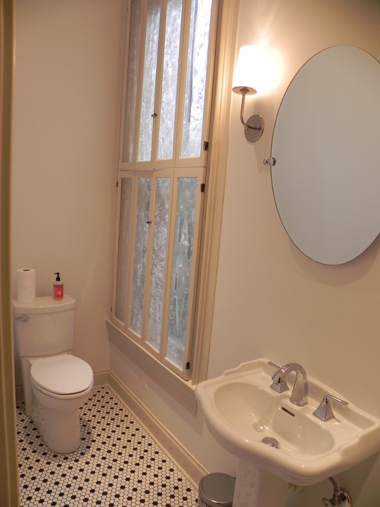 Свежая идея для дизайна: маленький туалет в классическом стиле с раковиной с пьедесталом, раздельным унитазом, белой плиткой и белыми стенами для на участке и в саду - отличное фото интерьера