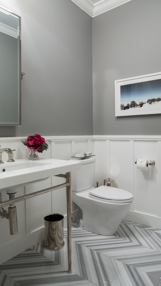 На фото: туалет среднего размера в стиле неоклассика (современная классика) с раздельным унитазом, консольной раковиной и разноцветным полом с