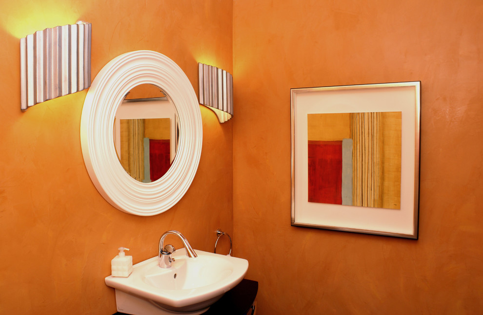 Свежая идея для дизайна: туалет в современном стиле с настольной раковиной - отличное фото интерьера