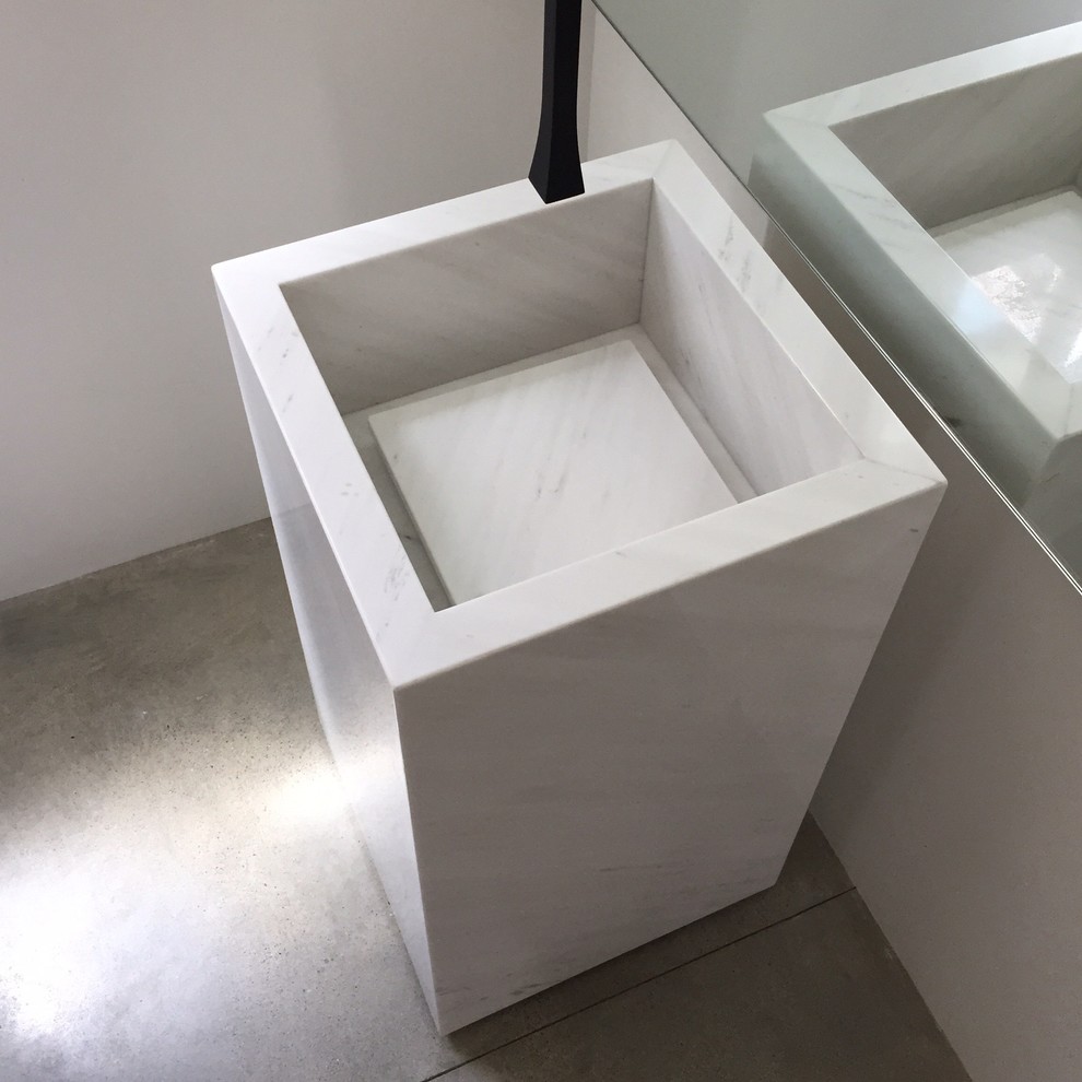 Idee per un bagno di servizio minimalista di medie dimensioni con lavabo a colonna, pareti bianche, ante di vetro, ante bianche, piastrelle bianche, pavimento in cemento, top in marmo e pavimento grigio