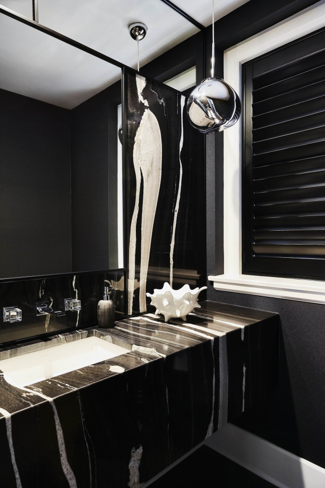 Свежая идея для дизайна: туалет в современном стиле с черными стенами, врезной раковиной, черным полом и разноцветной столешницей - отличное фото интерьера