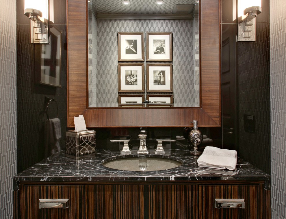 Exempel på ett mellanstort klassiskt toalett, med ett undermonterad handfat, möbel-liknande, skåp i mörkt trä, marmorbänkskiva, en toalettstol med hel cisternkåpa, svart kakel och grå väggar