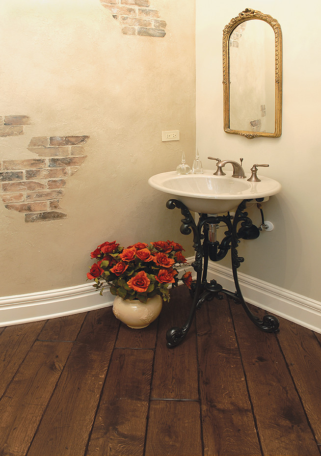 Foto di una stanza da bagno con doccia di medie dimensioni con pavimento in legno massello medio, lavabo a colonna, pavimento marrone, un lavabo e mobile bagno freestanding
