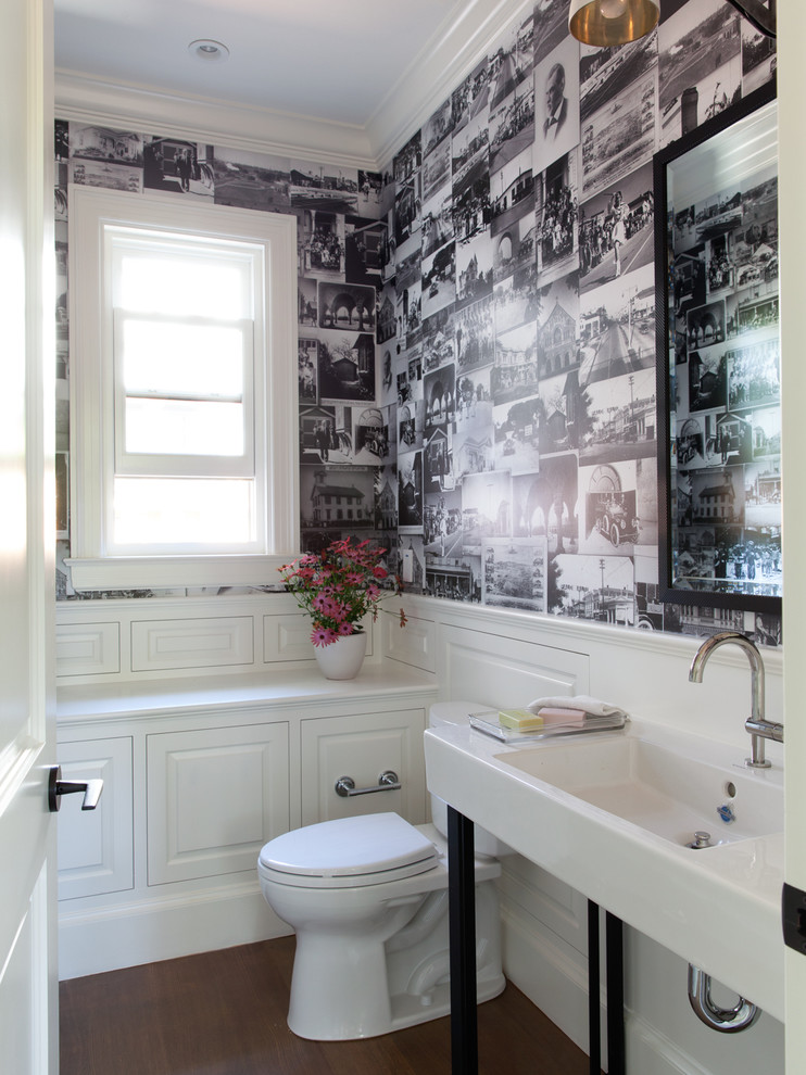 Immagine di un bagno di servizio tradizionale con lavabo a consolle, WC a due pezzi, pareti multicolore e parquet scuro