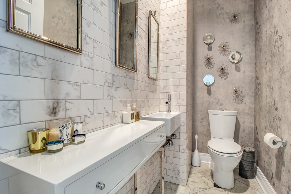 Esempio di un bagno di servizio minimal con ante lisce, ante bianche, pareti grigie, lavabo sospeso e pavimento grigio