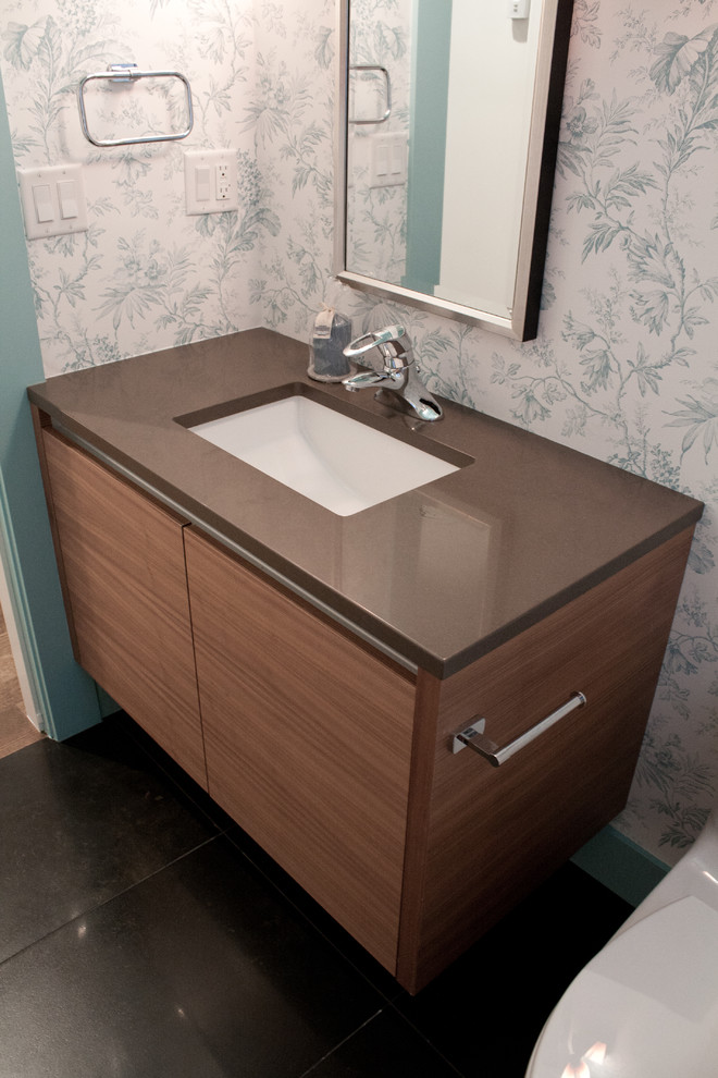 Réalisation d'un petit WC et toilettes design en bois brun avec un placard à porte plane, un plan de toilette en quartz modifié, un sol en carrelage de porcelaine, un mur multicolore, un sol noir et un plan de toilette marron.
