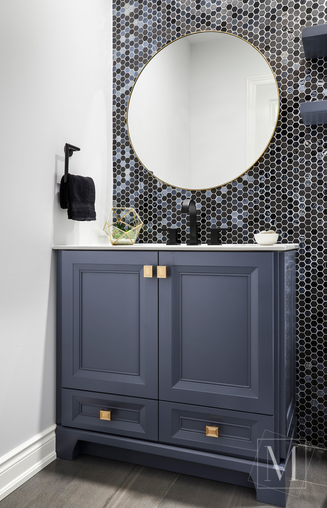 Immagine di un piccolo bagno di servizio minimal con ante con riquadro incassato, ante blu, piastrelle multicolore, piastrelle a mosaico, pareti bianche, lavabo integrato e top bianco