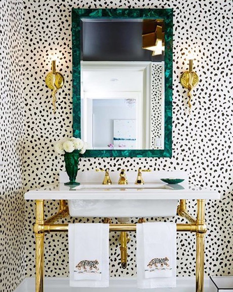 他の地域にある中くらいなコンテンポラリースタイルのおしゃれなトイレ・洗面所 (マルチカラーの壁、コンソール型シンク) の写真