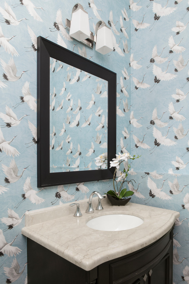 Стильный дизайн: туалет в классическом стиле с синими стенами - последний тренд