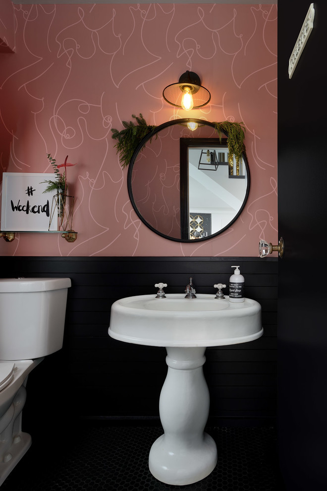 На фото: туалет среднего размера в стиле модернизм с раздельным унитазом, черными стенами, полом из керамической плитки, раковиной с пьедесталом и черным полом с