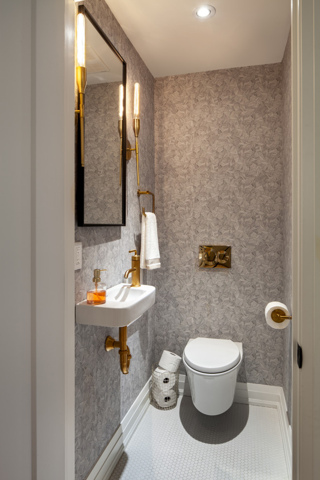 На фото: маленький туалет в стиле неоклассика (современная классика) с серыми стенами, полом из мозаичной плитки, подвесной раковиной, белым полом и обоями на стенах для на участке и в саду с