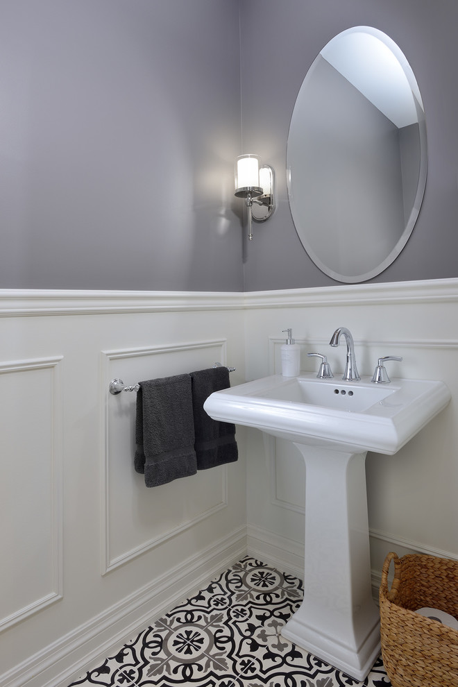 Idéer för ett litet klassiskt toalett, med grå väggar, betonggolv, ett piedestal handfat och flerfärgat golv