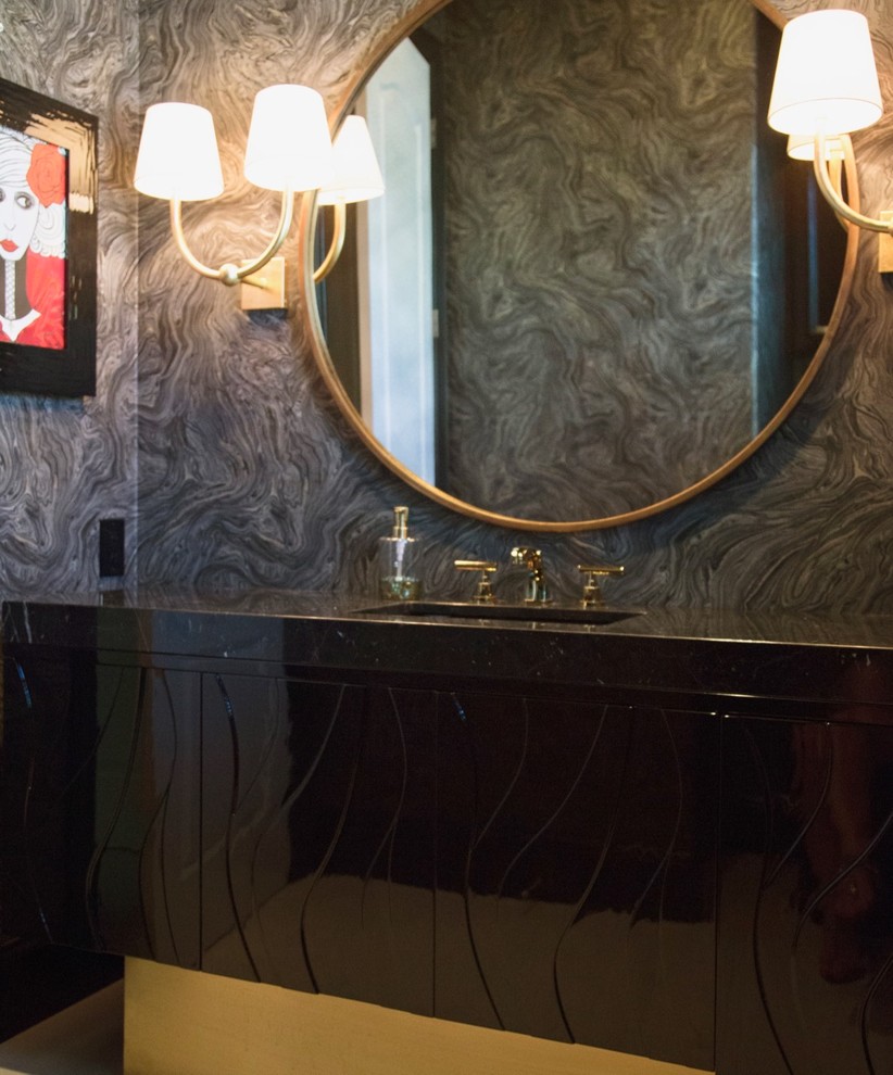Immagine di un bagno di servizio design di medie dimensioni con ante lisce, ante nere, pareti multicolore, parquet chiaro, lavabo sottopiano, top in quarzite, pavimento beige e top nero