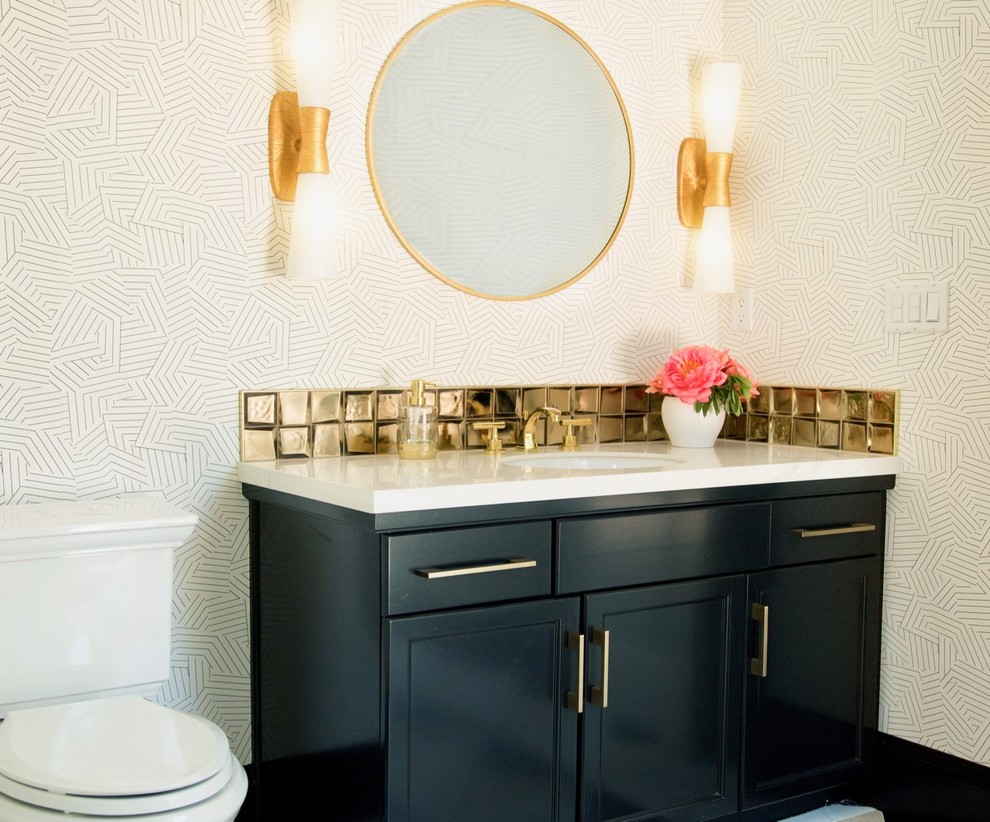 Idéer för ett mellanstort modernt vit toalett, med luckor med infälld panel, svarta skåp, en toalettstol med separat cisternkåpa, kakel i metall, vita väggar, marmorgolv, ett undermonterad handfat, marmorbänkskiva och flerfärgat golv