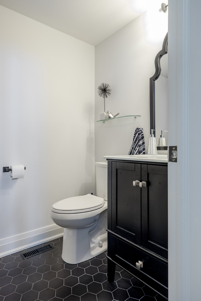Kleine Klassische Gästetoilette mit verzierten Schränken, schwarzen Schränken, Wandtoilette mit Spülkasten, weißer Wandfarbe, Keramikboden, Einbauwaschbecken und schwarzem Boden in Toronto