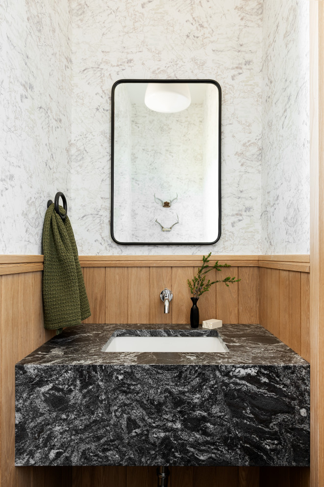 Idee per un piccolo bagno di servizio stile rurale con piastrelle multicolore, pareti bianche, pavimento con piastrelle in ceramica, lavabo sospeso, top in granito, pavimento nero e top nero