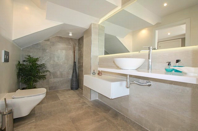 Inspiration för mellanstora klassiska toaletter, med en vägghängd toalettstol, beige väggar, klinkergolv i keramik och ett fristående handfat